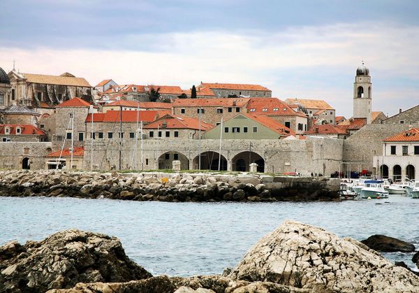 Der Stadthafen von Dubrovnik ist eine Anlage aus dem 15. Jahrhundert und liegt direkt an der Stadtmauer von Dubrovnik an der südkroatischen Küste der Adria. Der Stadthafen ist ein Teil der Altstadt von Dubrovnik.